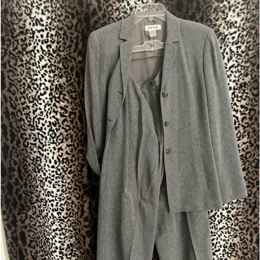 Alfani women still gray suit size 10. Make me an offer I can’t refuse♥️